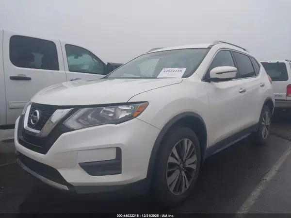 JN8AT2MV0HW010988 2017 NISSAN ROGUE - Image 2
