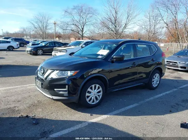 JN8AT2MV0HW250011 2017 NISSAN ROGUE - Image 2