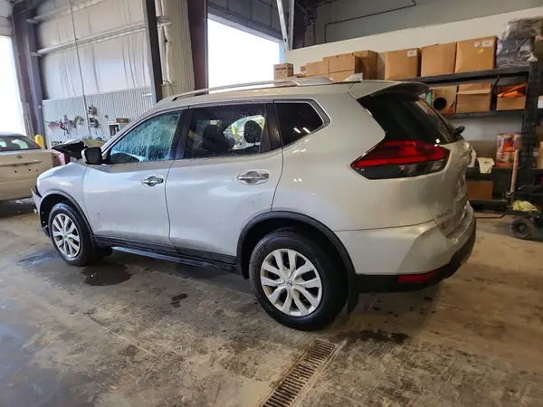 JN8AT2MV0HW255404 2017 NISSAN ROGUE - Image 2