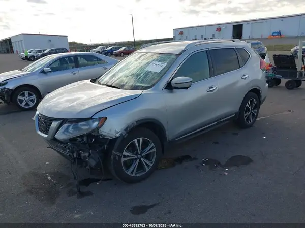 JN8AT2MV0JW301898 2018 NISSAN ROGUE - Image 2