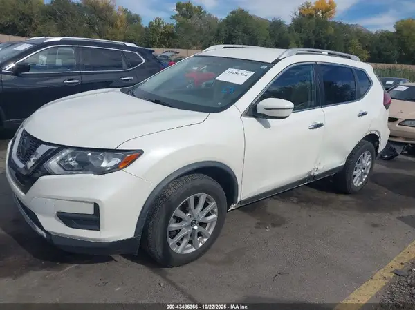 JN8AT2MV0JW308978 2018 NISSAN ROGUE - Image 2