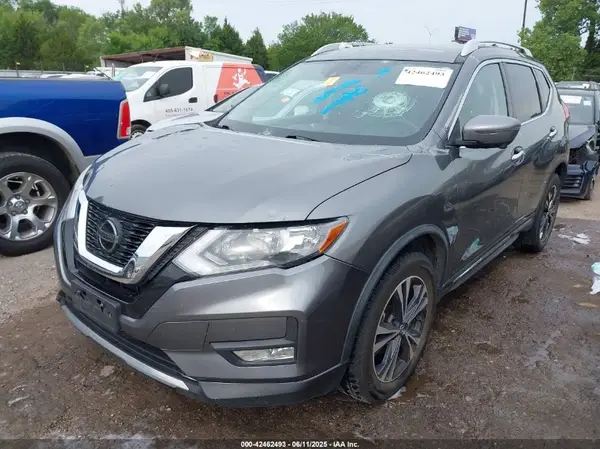 JN8AT2MV0JW318555 2018 NISSAN ROGUE - Image 2