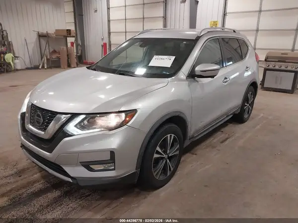 JN8AT2MV0JW319334 2018 NISSAN ROGUE - Image 2