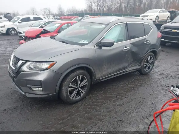 JN8AT2MV0JW321519 2018 NISSAN ROGUE - Image 2