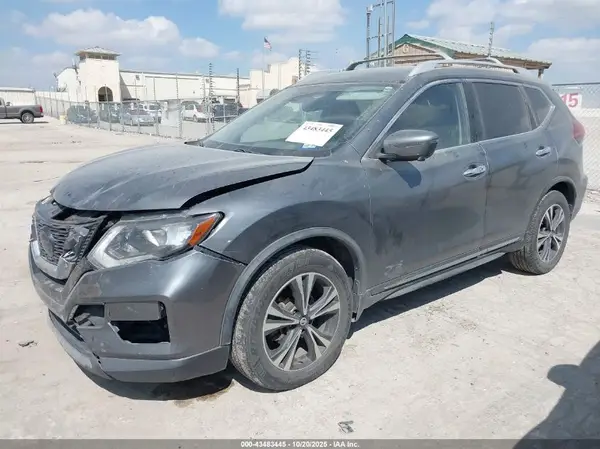 JN8AT2MV0JW322265 2018 NISSAN ROGUE - Image 2