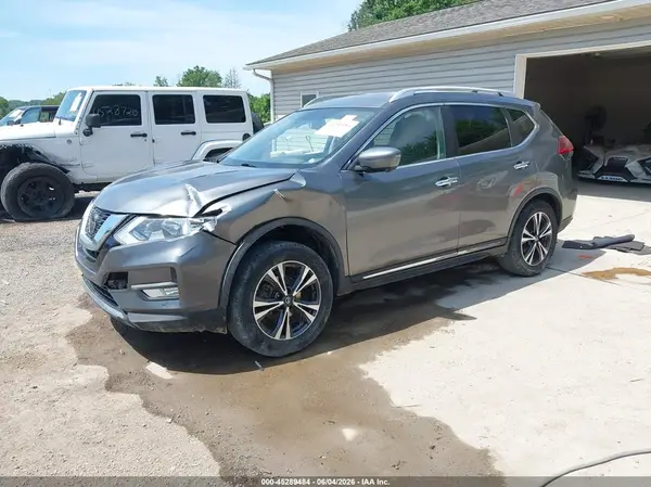 JN8AT2MV1JW318919 2018 NISSAN ROGUE - Image 2