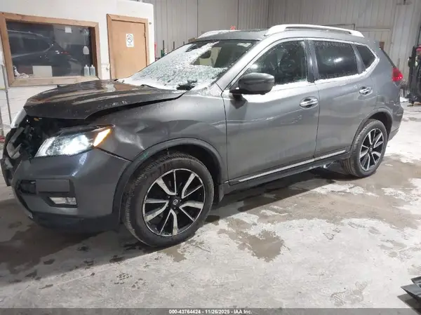 JN8AT2MV1JW325188 2018 NISSAN ROGUE - Image 2