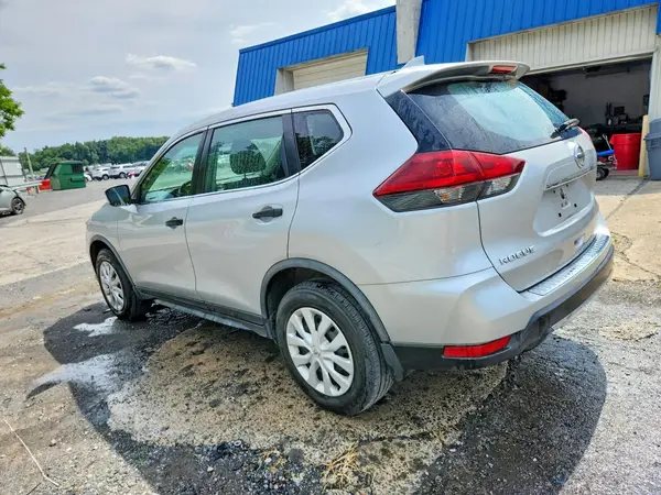 JN8AT2MV1JW329564 2018 NISSAN ROGUE - Image 2