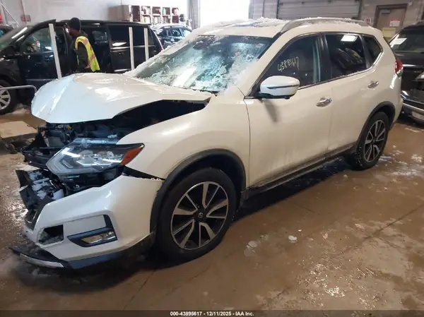 JN8AT2MV1JW347630 2018 NISSAN ROGUE - Image 2