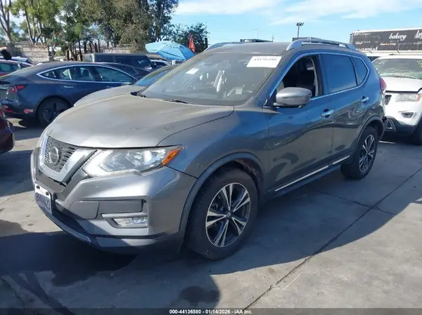 JN8AT2MV2JW319576 2018 NISSAN ROGUE - Image 2