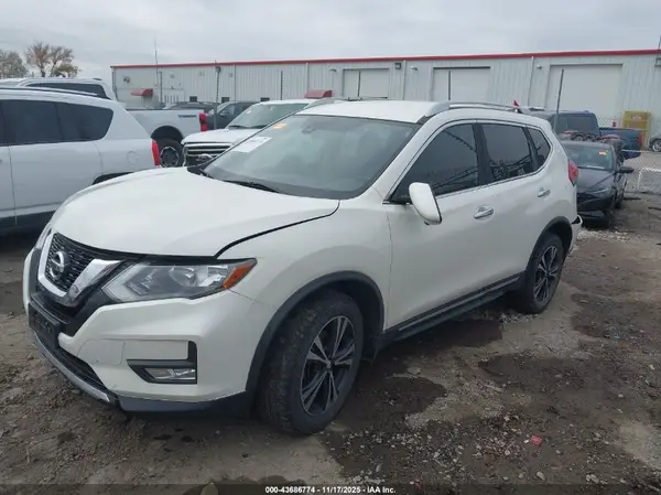 JN8AT2MV3HW023881 2017 NISSAN ROGUE - Image 2