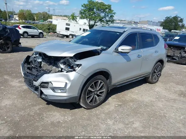JN8AT2MV3JW340288 2018 NISSAN ROGUE - Image 2