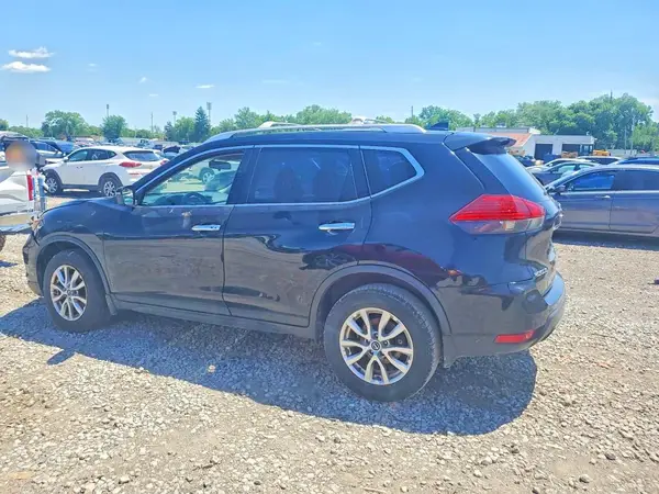 JN8AT2MV4HW001579 2017 NISSAN ROGUE - Image 2