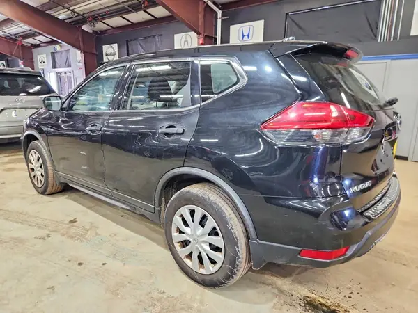 JN8AT2MV4HW002389 2017 NISSAN ROGUE - Image 2