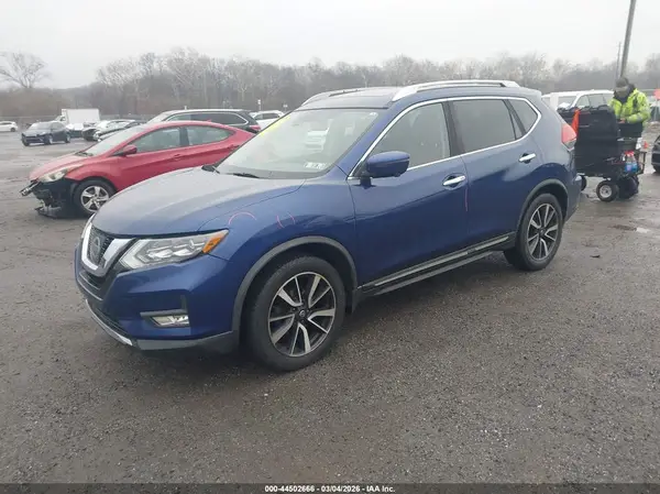 JN8AT2MV4HW003557 2017 NISSAN ROGUE - Image 2