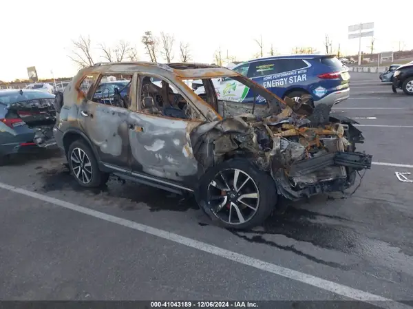 JN8AT2MV4HW016471 2017 NISSAN ROGUE - Image 1