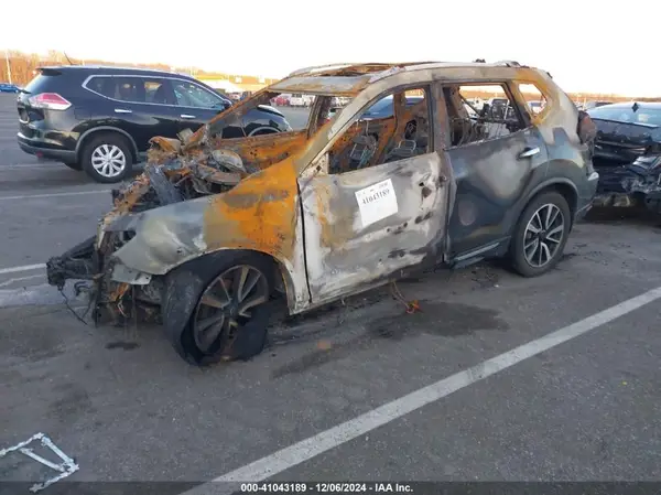 JN8AT2MV4HW016471 2017 NISSAN ROGUE - Image 2