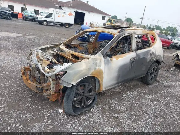 JN8AT2MV4HW274733 2017 NISSAN ROGUE - Image 2