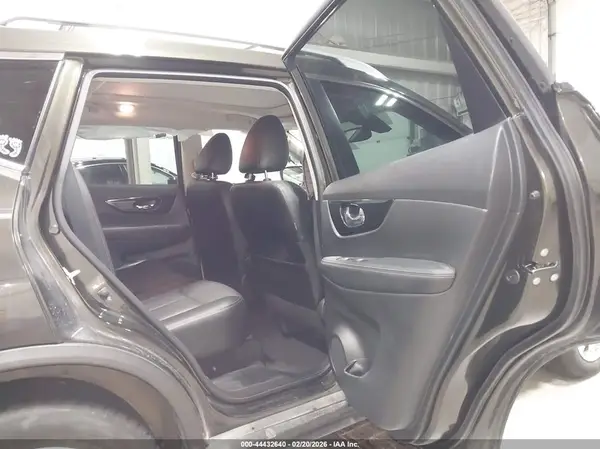 JN8AT2MV4HW277261 2017 NISSAN ROGUE - Image 8