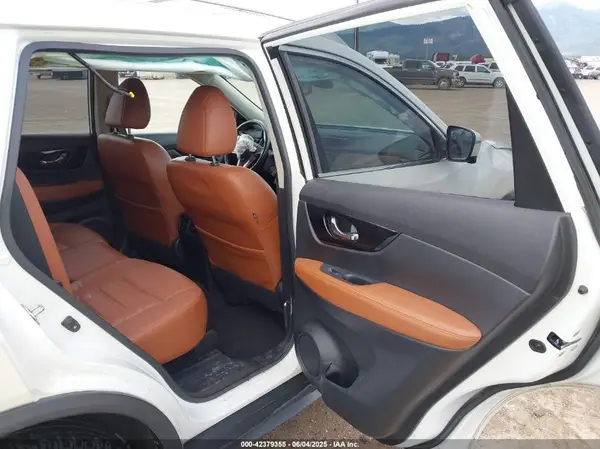 JN8AT2MV4HW285750 2017 NISSAN ROGUE - Image 8