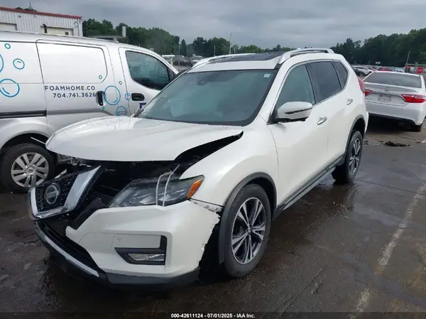 JN8AT2MV4JW303413 2018 NISSAN ROGUE - Image 2