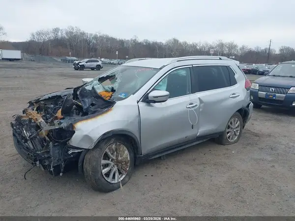 JN8AT2MV4JW348139 2018 NISSAN ROGUE - Image 2