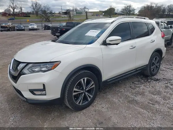 JN8AT2MV5HW025096 2017 NISSAN ROGUE - Image 2