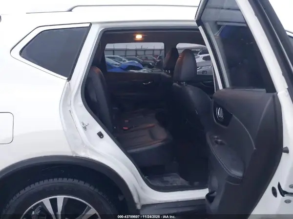JN8AT2MV5HW025096 2017 NISSAN ROGUE - Image 8