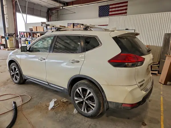 JN8AT2MV5HW274725 2017 NISSAN ROGUE - Image 2