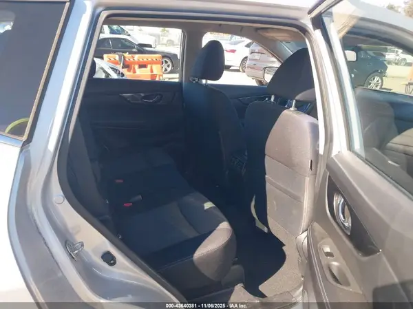 JN8AT2MV5JW300147 2018 NISSAN ROGUE - Image 8
