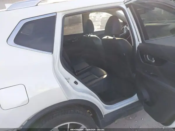 JN8AT2MV5JW305705 2018 NISSAN ROGUE - Image 8