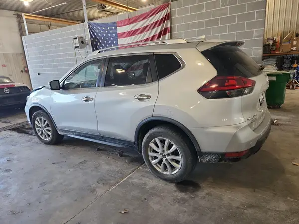 JN8AT2MV5LW101943 2020 NISSAN ROGUE - Image 2
