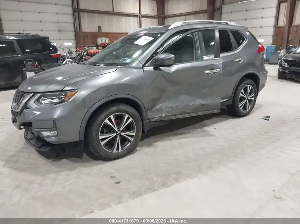JN8AT2MV6HW275480 2017 NISSAN ROGUE - Image 2