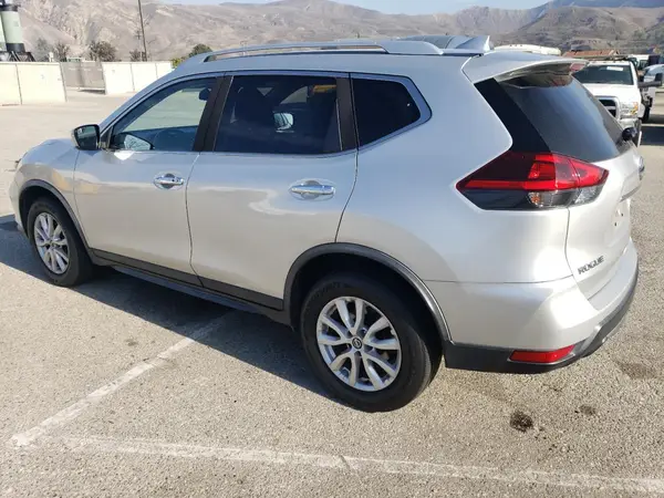 JN8AT2MV6JW303719 2018 NISSAN ROGUE - Image 2