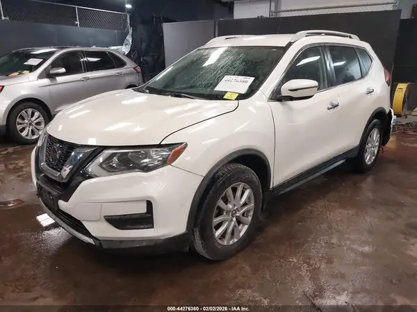 JN8AT2MV6JW348207 2018 NISSAN ROGUE - Image 2