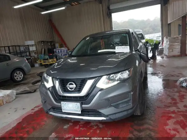 JN8AT2MV7HW000586 2017 NISSAN ROGUE - Image 2