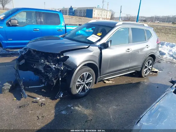 JN8AT2MV7KW375708 2019 NISSAN ROGUE - Image 2