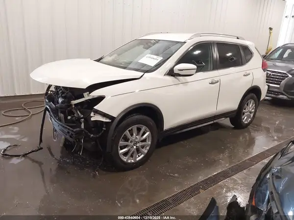 JN8AT2MV8HW002363 2017 NISSAN ROGUE - Image 2