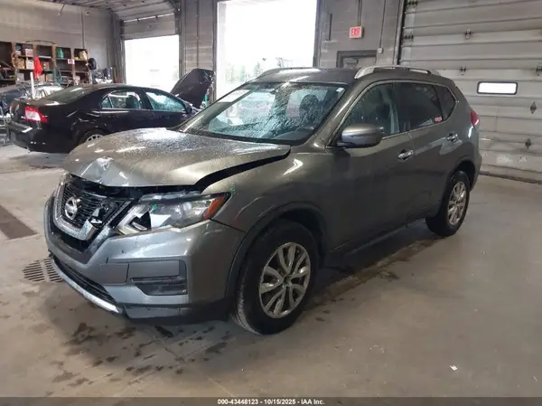 JN8AT2MV8HW004890 2017 NISSAN ROGUE - Image 2
