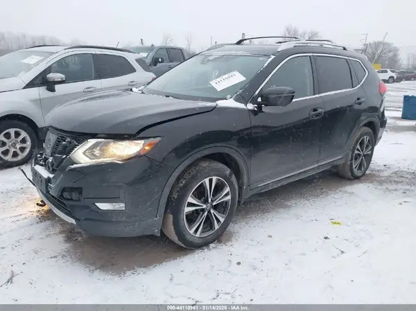 JN8AT2MV8HW025612 2017 NISSAN ROGUE - Image 2