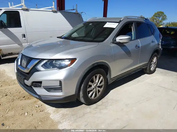 JN8AT2MV8HW028302 2017 NISSAN ROGUE - Image 2