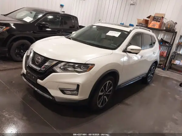 JN8AT2MV8HW256848 2017 NISSAN ROGUE - Image 2