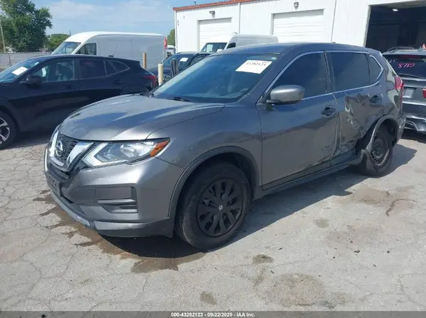 JN8AT2MV8HW258678 2017 NISSAN ROGUE - Image 2