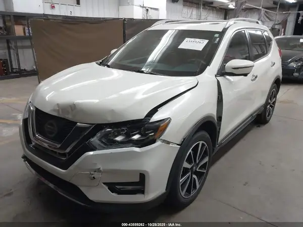 JN8AT2MV8HW270104 2017 NISSAN ROGUE - Image 2