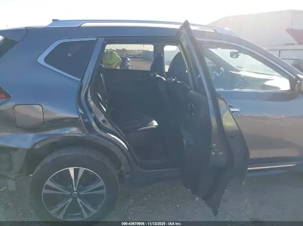 JN8AT2MV8JW303978 2018 NISSAN ROGUE - Image 8