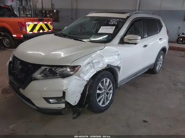 JN8AT2MV8JW348483 2018 NISSAN ROGUE - Image 2