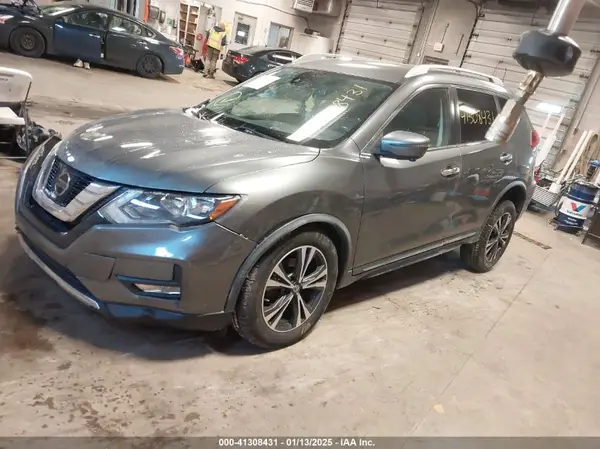 JN8AT2MV9JW318974 2018 NISSAN ROGUE - Image 2