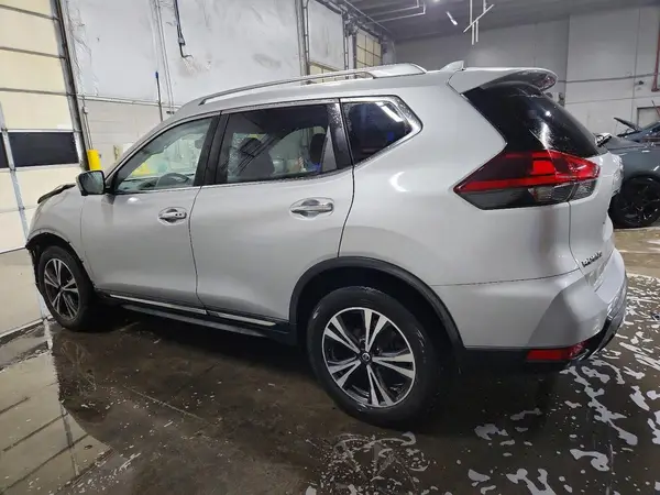 JN8AT2MV9JW319946 2018 NISSAN ROGUE - Image 2