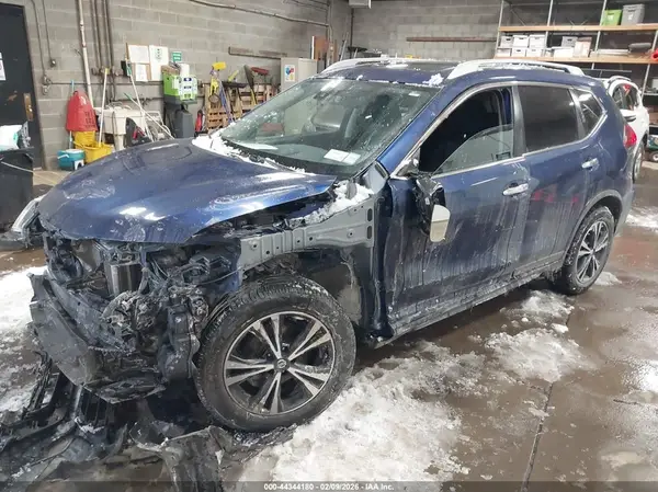 JN8AT2MV9KW401631 2019 NISSAN ROGUE - Image 2