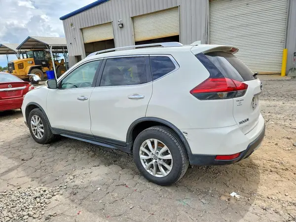 JN8AT2MVXHW008875 2017 NISSAN ROGUE - Image 2